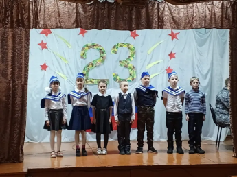 23 февраля состоялся праздничный концерт "Для мужчин защитников!" в клубе д. Жмурова посвящённый Дню защитника отечества. Участники концерта пели песни, частушки, читали стихи и приняли участие в эстафете.
