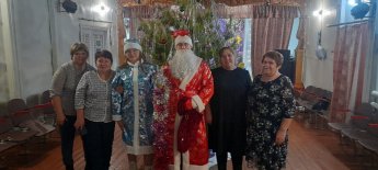 Дед мороз и снегурочка поздравили  с Новым 2024 годом 🎄участников волонтерского движения деревни Жмурова